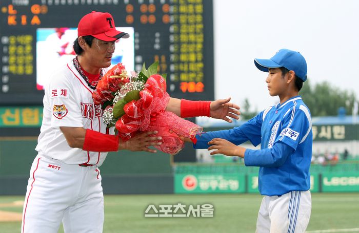 이듬해인 2009년엔 이종범의 500도루-1000득점-2500루타 상을 축하하는 꽃돌이로 출격했습니다. (스포츠서울DB)