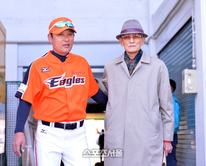 아 참, 바람의 아들과 손자를 있게 한 ‘바람’. 바로 이분이십니다. 이종범 아버지께서 코치로 새 출발 한 아들을 격려하러 경기장에 찾아오셨죠. (스포츠서울DB)