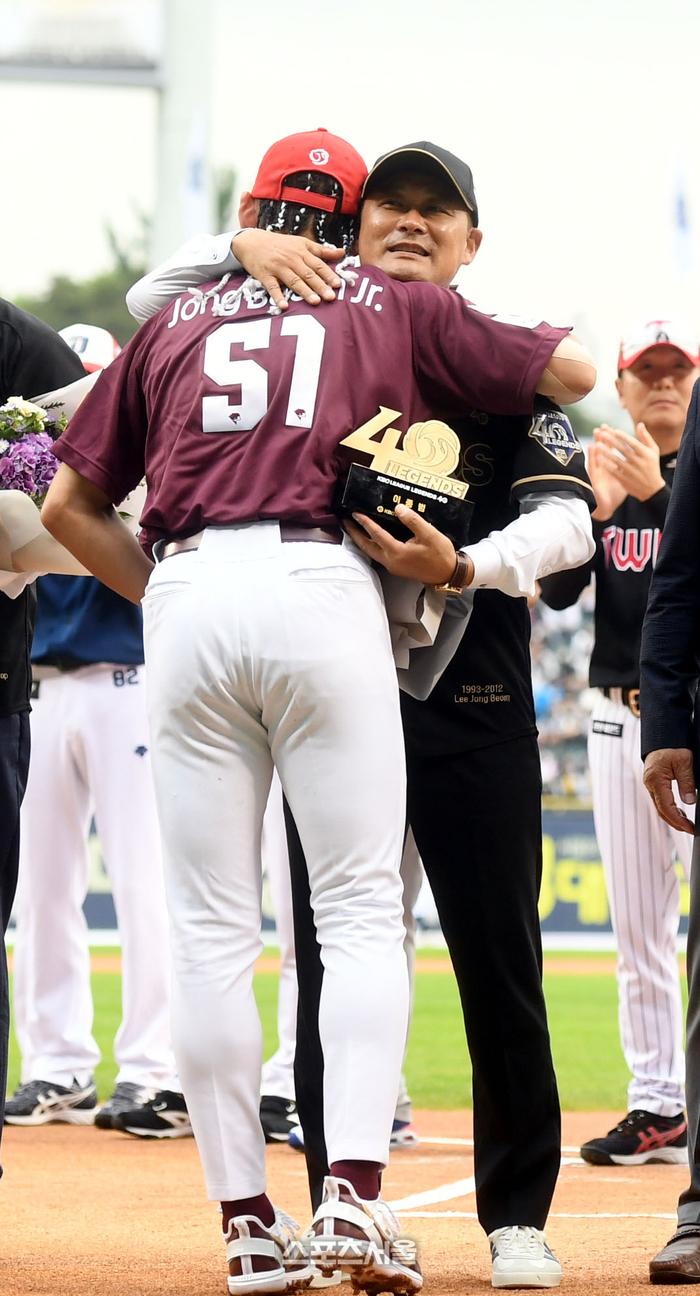 지난해 올스타전에서는 ‘레전드 톱4’로 선정된 아버지와 따뜻한 포옹을 했어요. 이정후 유니폼에 쓰인 ‘종범 주니어(Jong Beom Jr.)’란 이름이 팬들을 울컥하게 했죠. (스포츠서울DB)