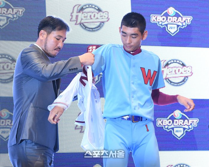 휘문고 3학년 때 2017 신인 지명에서 넥센(현재 키움)의 1차 지명을 받았습니다. (스포츠서울DB)