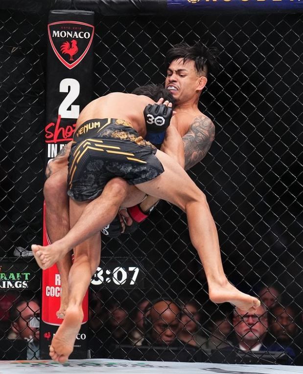 알레샨드리 판토자가 17일(한국시간) 미국 네바다주 라스베이거스 티모바일 아레나에서 열린 ‘UFC 296: 에드워즈 vs 코빙턴’ 코메인 이벤트 플라이급 타이틀전에서 브랜든 로이발을 향해 테이크다운을 시도하고 있다. 사진 | UFC