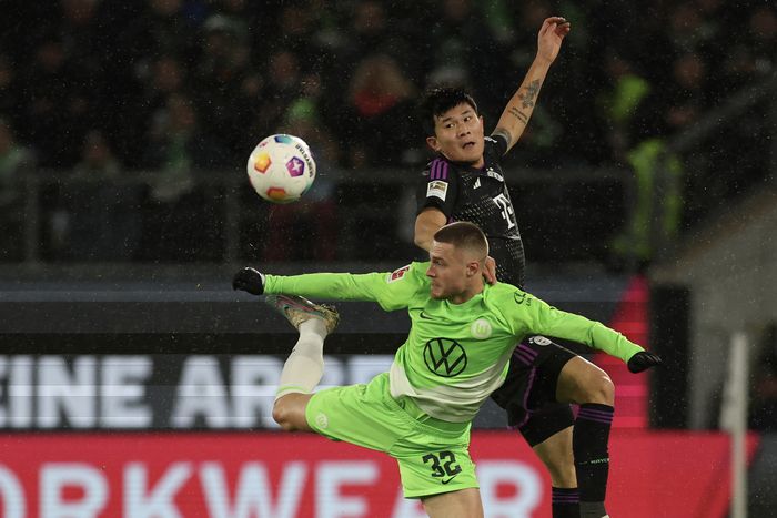 바이에른 뮌헨 수비수 김민재가 21일 새벽(이하 한국시간) 독일 볼프스부르크 폴크스바겐 아레나에서 열린 2023~2024시즌 독일 분데스리가 16라운드 볼프스부르크와 원정 경기에 상대 마티아스 스반베리와 공중볼 경합을 이겨내고 있다. 볼프스부르크 | EPA연합뉴스