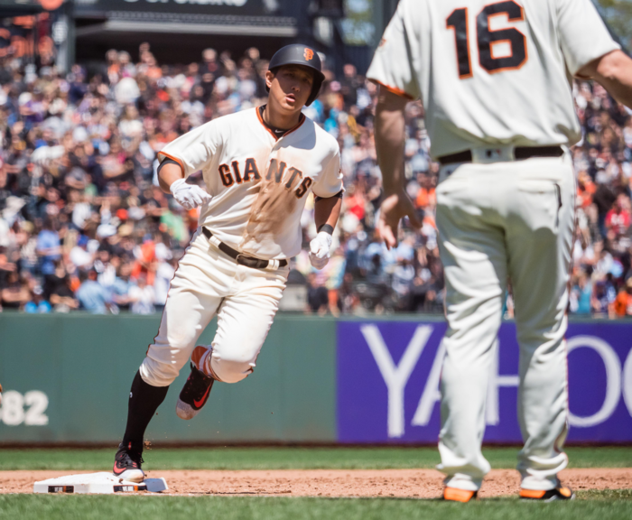 2017년 6월29일 당시 샌프란시스코 1군 데뷔전에 나선 황재균이 세 번째 타석에서 솔로 홈런을 날리며 홈인 하고 있는 장면. 황재균은 이날로 한국인 ‘오라클 파크’ 1호를 기록했다. USA투데이·연합뉴스.