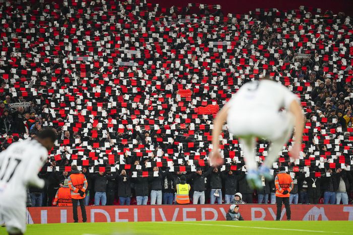 리버풀 팬들이 안필드에서 응원중 모자이크를 만들어 보이고 있디. 리버풀|AP 연합뉴스