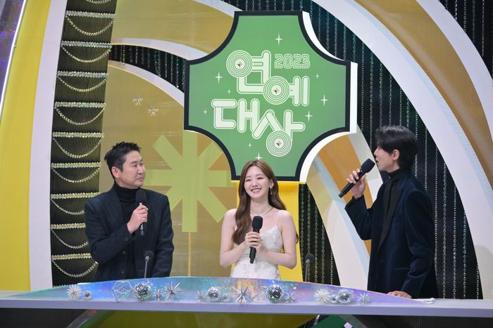 ‘2023 KBS 연예대상’ 신동엽, 조이현, 주우재. 사진 | KBS