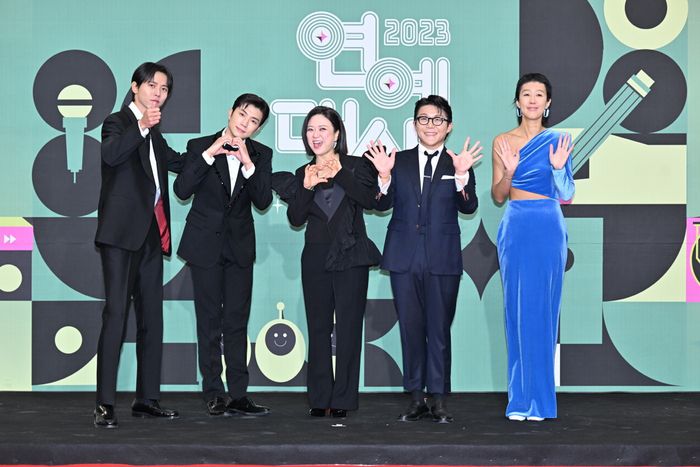 ‘2023 KBS 연예대상’에 참석한  ‘홍김동전’ 김숙, 홍진경, 조세호, 주우재, 장우영. 사진 | KBS