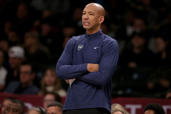 몬티 윌리엄스 감독은 피닉스 선스(2021-2022)에서 올해의 감독상을 받으며 지도력을 인정받았다. 사진은 그가 이날 열린 경기 2쿼터에서 선수들의 경기를 보며 인상을 쓰고 있는 모습. 사진|USA TODAY Sports연합뉴스