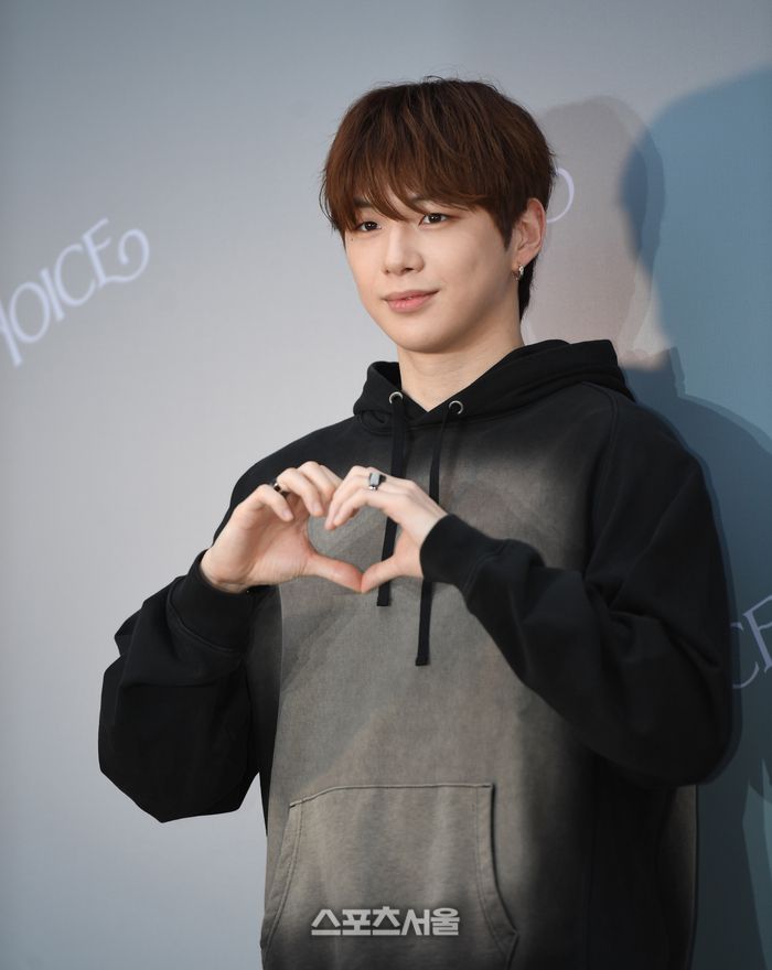 강다니엘이 14일 서울 성수동에서 열린 한 패션 브랜드 팝업스토어 오픈 기념 행사에 참석해 포즈를 취하고 있다.  최승섭기자 thunder@sportsseoul.com