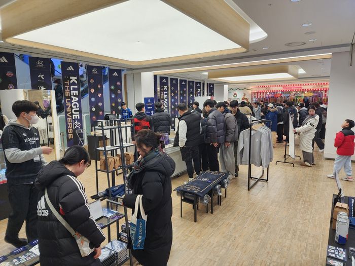 서울 영등포 타임스퀘어 내 아트스퀘어에서 진행 중인 K리그 40주년 기념 전시회장 앞 팝업스토어에 다수 방문객이 굿즈를 살피고 있다. 제공 | 한국프로축구연맹