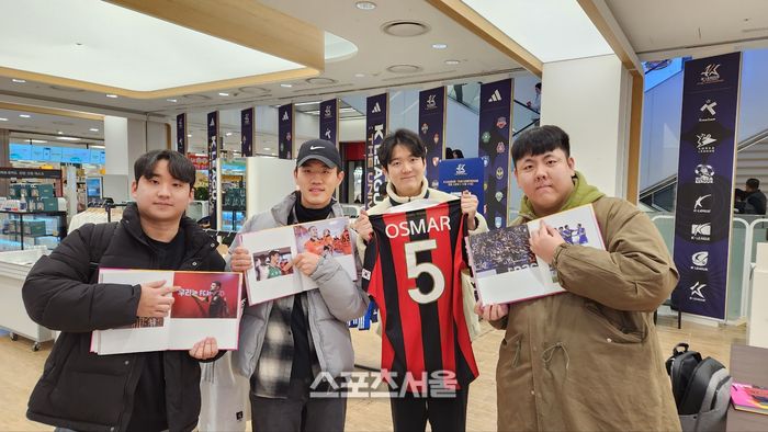 26일 팝업스토어를 찾은 K리그 팬 지준환 박현성 이영욱 김민우(왼쪽부터)씨. 영등포 | 김용일기자