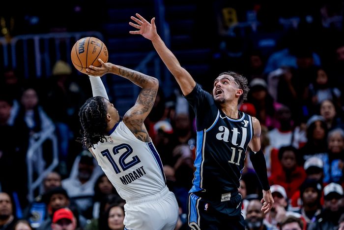 지난 24일 애틀랜타 혹스전에서 트래 영의 수비를 피해 슛을 날리는 멤피스 그리즐리스 자 모란트. EPA연합뉴스