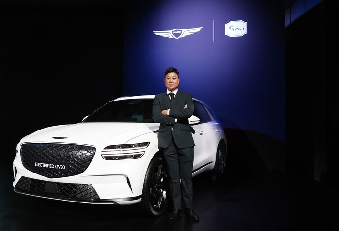 2023 KPGA 제네시스 대상 수상자 함정우가 부상으로 주는 GV70 전동화 모델 앞에서 포즈를 취하고 있다. 사진 | KPGA