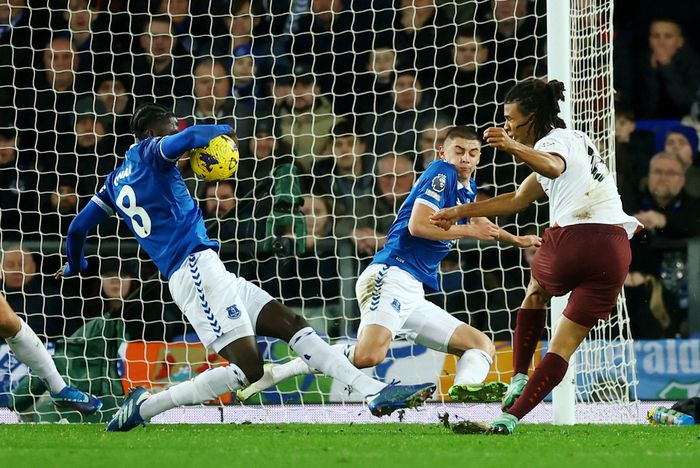 후반 16분 맨시티 네이선 아케의 왼발슛이 에버튼의 아마두 오나나의 오른팔에 맞고 있다. 리버풀|로이터 연합뉴스