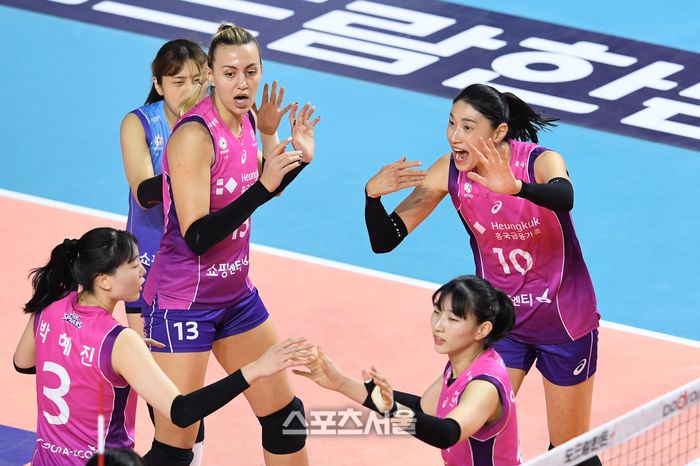 흥국생명 김연경(오른쪽)이 인천 삼산월드체육관에서 열린 2023-2024 V리그 IBK기업은행과 경기에서 득점을 한 뒤 동료들과 기뻐하고 있다. 박진업기자 upandup@sportsseou.com