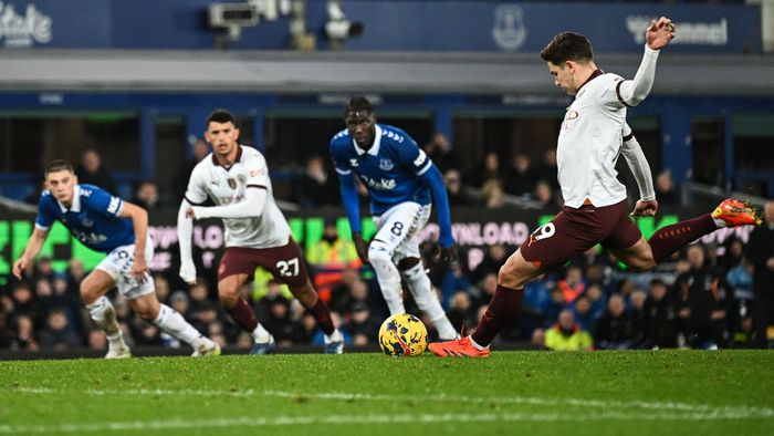 훌리안 알바레스의 후반 19분 페널티킥 순간. 리버풀|AFP 연합뉴스
