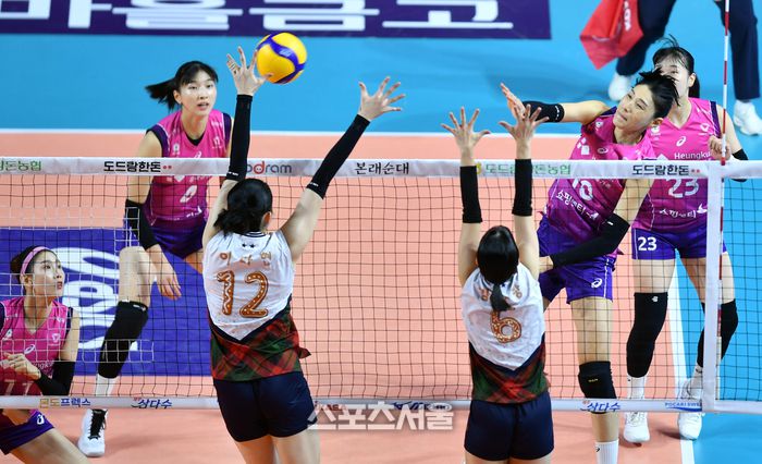 흥국 김연경이 삼산월드체육관에서 열린 2023-2024 도드람 V리그 여자부 현대건설과 경기에서 현대 이중블로킹에 강타를 터트리고 있다. 강영조기자 kanjo@sportsseoul.com