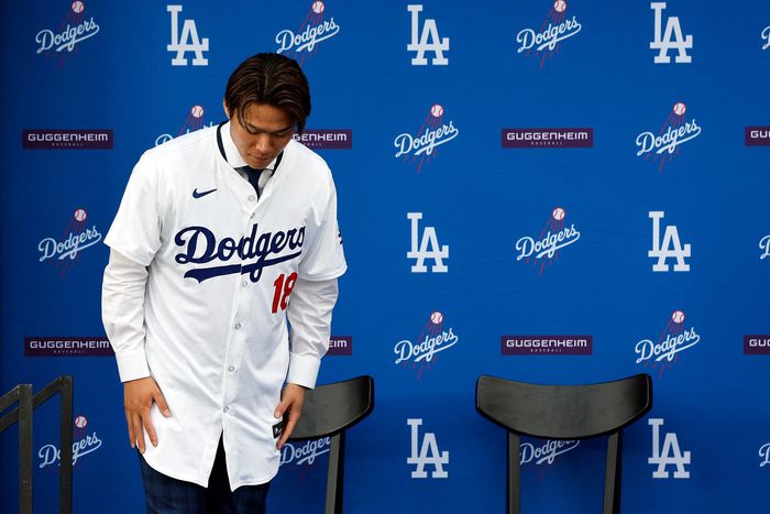 28일 LA 다저스 입단 기자회견에서 다저스 유니폼을 입고 기자들을 향해 인사하는 야아모토 요시노부. AFP연합뉴스