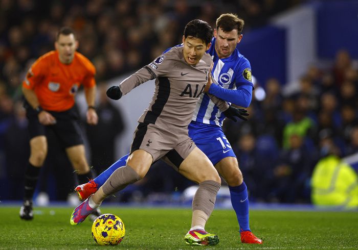 토트넘 손흥민이 29일 새벽(이하 한국시간) 잉글랜드 브라이턴에 있는 더 아메리칸 익스프레스 커뮤니티 스타디움에서 열린 2023~2024시즌 잉글랜드 프리미어리그(EPL) 19라운드 브라이턴과 원정 경기에서 상대와 볼 경합하고 있다. 브라이턴 | 로이터연합뉴스