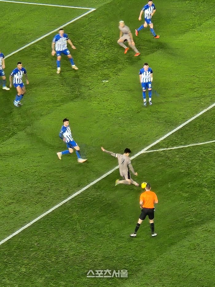 전반 손흥민이 오른발 감아 차기 슛을 시도하는 모습. 브라이턴 | 고건우통신원