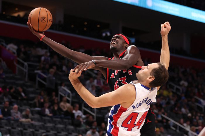 토론토 랩터스의 파스칼 시아캄이 드라이브 인을 통해 디트로이트 수비 보얀 보그다노비치을 제치고 슛을 시도하고 있다. 사진|AFP연합뉴스