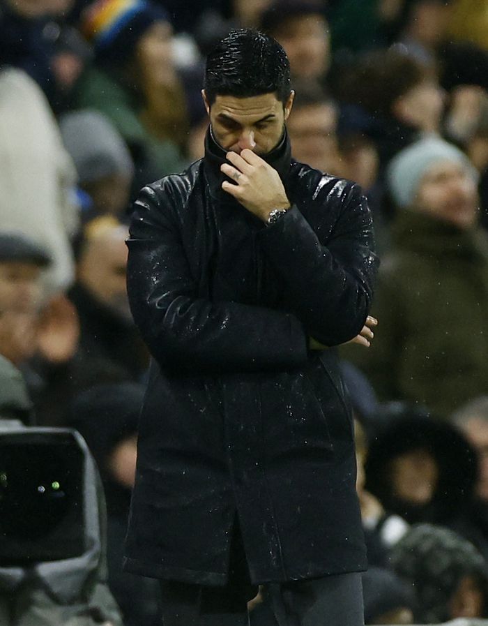 아스널의 미켈 아르테타 감독이 12월31일(현지시간) 풀럼과의 2023~2024 잉글랜드 프리미어리그 원정 20라운드에서 팀이 부진하자 침통해 하고 있다. 런던|로이터 연합뉴스