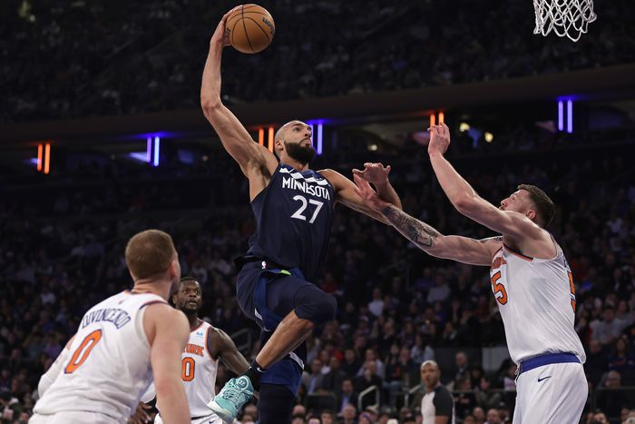 지난 1일(현지시간) 미네소타 팀버울브스 센터 뤼디 고베르가 뉴욕 닉스 수비를 뚫고 슛을 시도하고 있다. 사진|AP연합뉴스