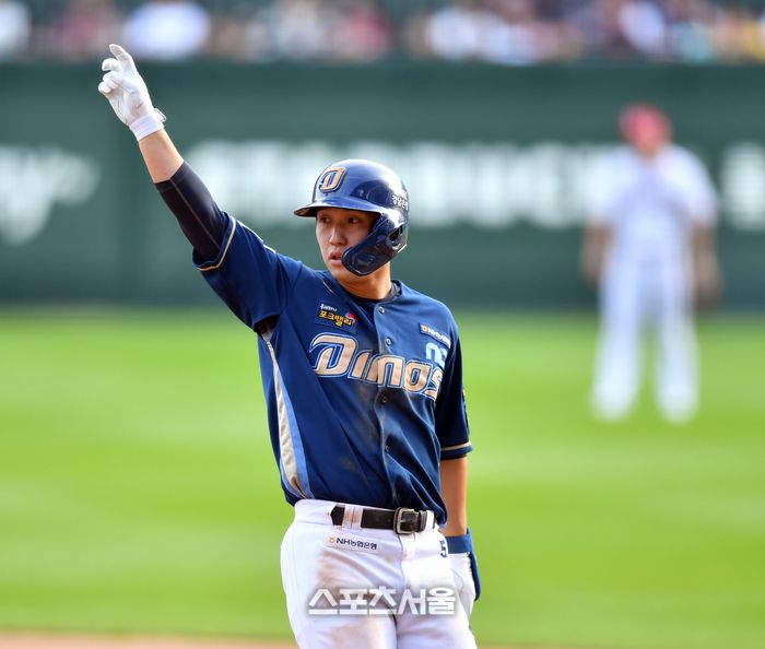 NC 6번타자 서호철이 SSG 추신수가 22일 인천SSG랜더스필드에서 열린 2023 프로야구 NC다이노스와 SSG랜더스와의 준플레이오프1차전 경기 9회초 2사 2루에서 적시타를 터트리고 있다.2023.10.22.인천 | 강영조기자 kanjo@sportsseoul.com