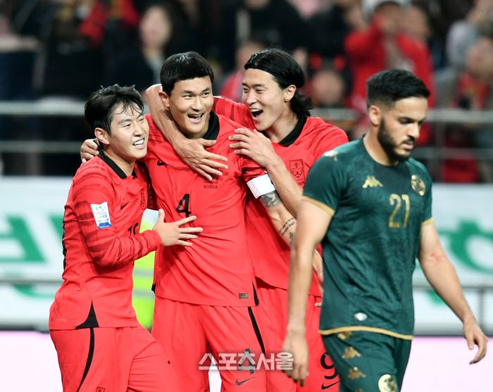 김민재가 13일 서울월드컵경기장에서 열린 축구 국가대표 평가전 튀니지와 경기에서 골을 넣은 후 환호하고 있다. 2023. 10. 13.상암 | 최승섭기자 thunder@sportsseoul.com