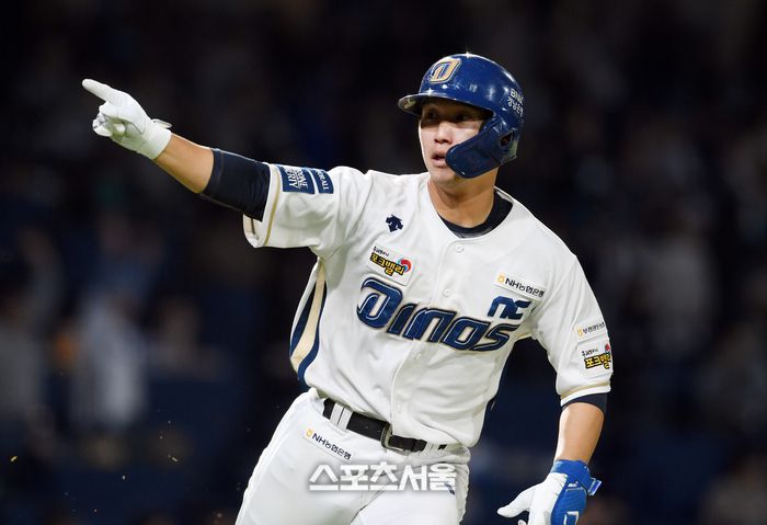 NC 다이노스 서호철이 창원 NC파크에서 열리는 두산 베어스와 와일드카드 결정전 1차전 4회말 2사 만루 상황에서 두산 선발 곽빈을 상대로 역전 만루 홈런을 친 뒤 기뻐하고 있다. 창원 | 박진업기자 upandup@sportsseoul.com