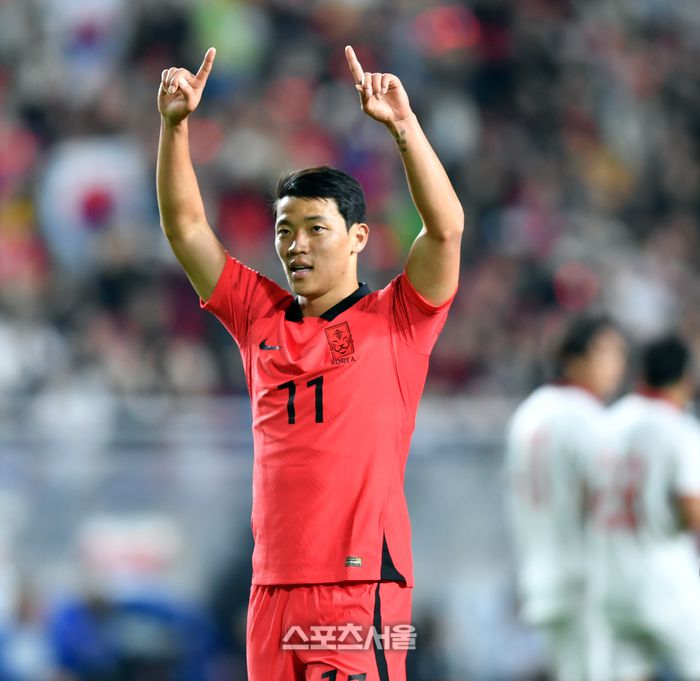황희찬이 17일 수원월드컵경기장에서 열린 대한민국-베트남 A매치 전반 팀 두번째골을 성공시킨 후 동료들과 자축하고 있다.2023.10.17.수원 | 강영조기자 kanjo@sportsseoul.com