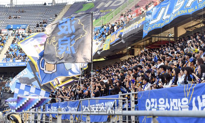 울산 현대가 지난해 10월29일 울산문수경기장에서 열린 2023 K리그1 대구FC와 경기에서 시즌 30만 관중을 달성한 가운데 울산 서포터즈가 열띤 응원을 펼치고 있다. 박진업기자 upandup@sportsseoul.com