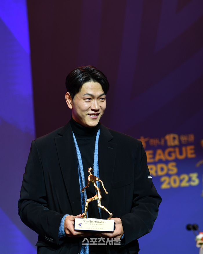K리그1 MVP 김영권이 지난달 4일 잠실 롯데호텔월드에서 열린 2023 하나원큐 K리그 대상 시상식에서 수상후 기념촬영을 하고 있다. 잠실 | 강영조기자 kanjo@sportsseoul.com