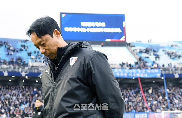 수원 삼성 염기훈 감독대행이 2일 수원월드컵경기장에서 열린 2023 하나원큐 K리그1 강원FC와 경기에서 강원과 0-0무승부로 최하위를 기록하며 2부 리그 강등이 확정된 뒤 팬들에게 사과를 하고 그라운드를 걸어나가고 있다. 2023. 12. 2. 수원 | 박진업기자 upandup@sportsseoul.com