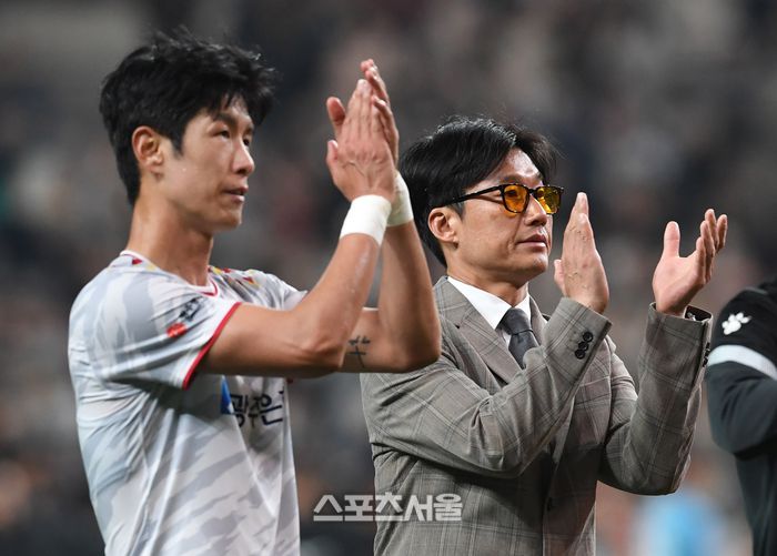 광주FC 이정효 감독(오른쪽)이 9일 서울월드컵경기장에서 열린 2023 하나원큐 K리그1 FC서울과 경기에서 서울에 1-3으로 패한 뒤 주장 안영규와 함께 팬들에게 인사를 하고 있다. 2023. 5. 8. 박진업기자 upandup@sportsseoul.com