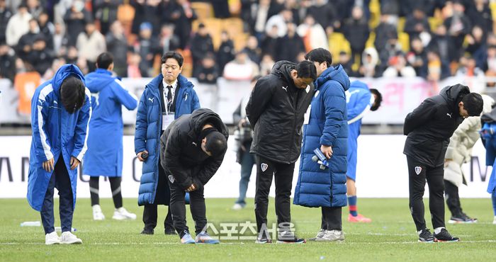 수원 삼성 염기훈 감독대행(가운데)와 선수단이 2일 수원월드컵경기장에서 열린 2023 하나원큐 K리그1 강원FC와 경기에서 강원과 0-0무승부로 최하위를 기록하며 2부 리그 강등이 확정된 뒤 팬들에게 고개 숙여 인사를 하고 있다. 2023. 12. 2. 수원 | 박진업기자 upandup@sportsseoul.com