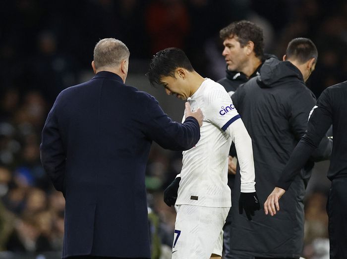 토트넘 앙제 포스테코글루(왼쪽) 감독과 손흥민(가운데). 로이터연합뉴스