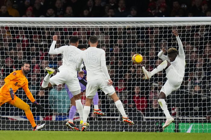 아스널 부카요 사카(오른쪽)의 슛. 런던|AP 연합뉴스