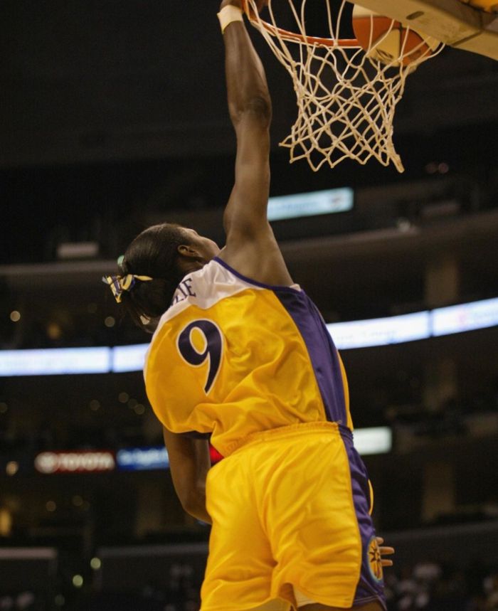 리사 레슬리가 2002년 8월1일(한국시간) 덩크슛을 성공시키는 순간. 사진 | 리사 레슬리 사회관계망서비스(SNS).