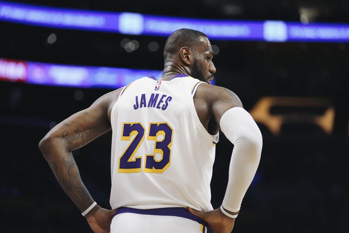 지난 7일(현지시간) 열린 NBA 경기 후반에 모습을 나타낸 르브론 제임스. LA | AP연합뉴스