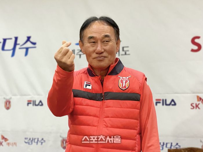 김학범 제주 유나이티드 감독이 10일 서귀포 클럽하우스에서 열린 기자회견에서 포즈를 취하고 있다.서귀포 | 정다워기자