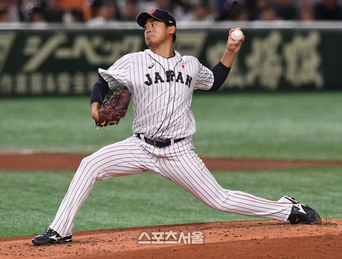 일본 이마나가 쇼타가 일본 도쿄돔에서 열린 2019 세계야구소프트볼연맹(WBSC) 프리미어12 슈퍼라운드 멕시코전에 선발 등판해 역투하고 있다. 사진 | 스포츠서울DB