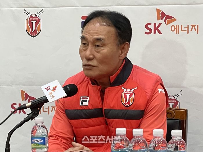 김학범 제주 유나이티드 감독이 10일 서귀포 클럽하우스에서 열린 기자회견에서 발언하고 있다.서귀포 | 정다워기자