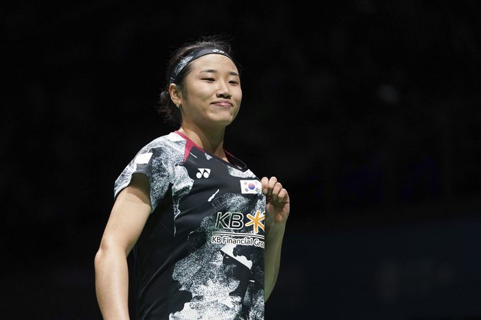 안세영이 승리 뒤 태극마크를 쥐어 보이고 있다. 쿠알라룸푸르|AP 연합뉴스