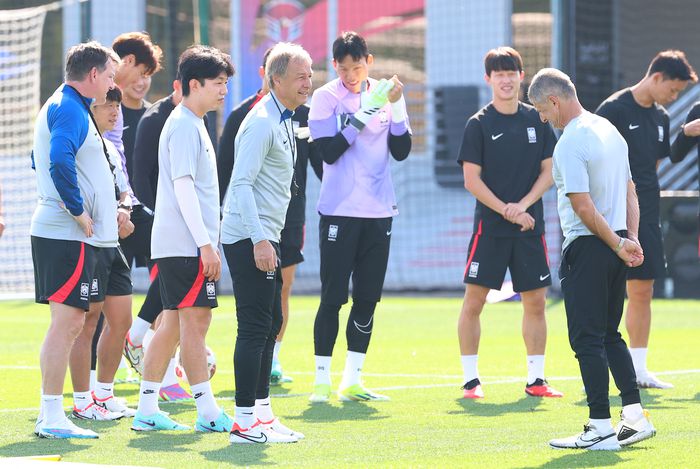 한국축구대표팀이 훈련에 한창이다. 도하 | 연합뉴스