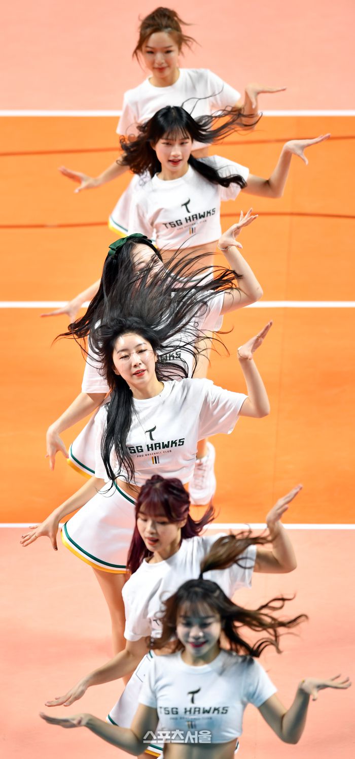 우리 치어리더 안지현이 참여하는 대만 야구 TSG호크스 치어리더팀이 14일 장충체육관에서 열린 2023-2024 도드람 V리그 남자부 우리카드와 한국전력의 경기에서 공연을 펼치고 있다. 2024.01.14.장충체육관 | 강영조 기자 kanjo@sportsseoul.com