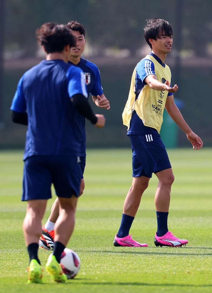 훈련 참가한 미토마 가오루(오른쪽). 도하 | 연합뉴스