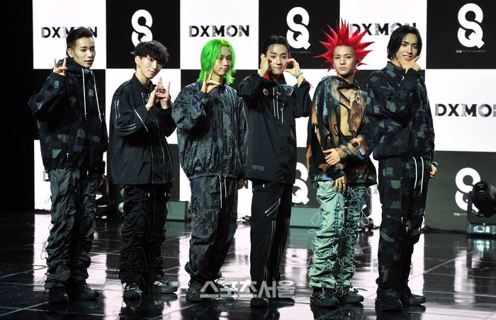6인조 보이그룹 다이몬(DXMON)이 17일 청담동 일지아트홀에서 첫 미니앨범 ‘HYPERSPACE“를 선보이는 데뷔쇼케이스를 열고 꿈을 향한 항해를 시작했다.  다이몬은 민재, 세이타, 태극, HEE,REX, JO로 구성됐고 하이퍼스페이스에는  타이틀 곡 BURN UP을 비롯해 총 4곡을 수록했다. 2024.01.17.강영조 기자 kanjo@sportsseoul.com
