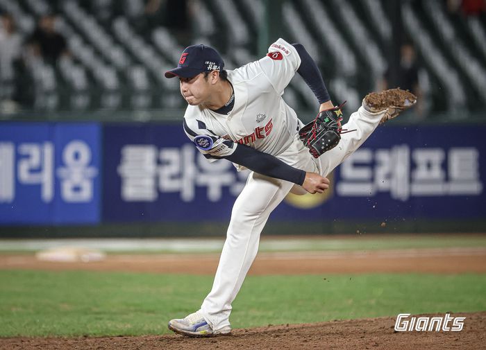 역동적인 포즈로 볼을 던지고 있는 진승현 투수. 사진 | 롯데