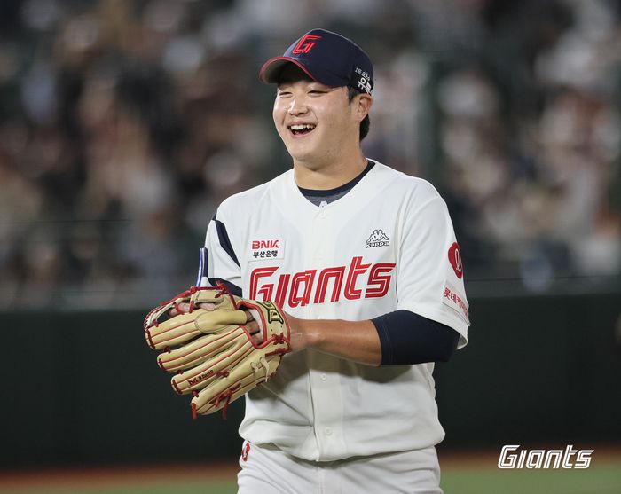 롯데 진승현 투수가 지난해 6월13일, 한화전에서 첫승을 거둔 뒤 기쁜 얼굴을 하고 있다. 사진 | 롯데