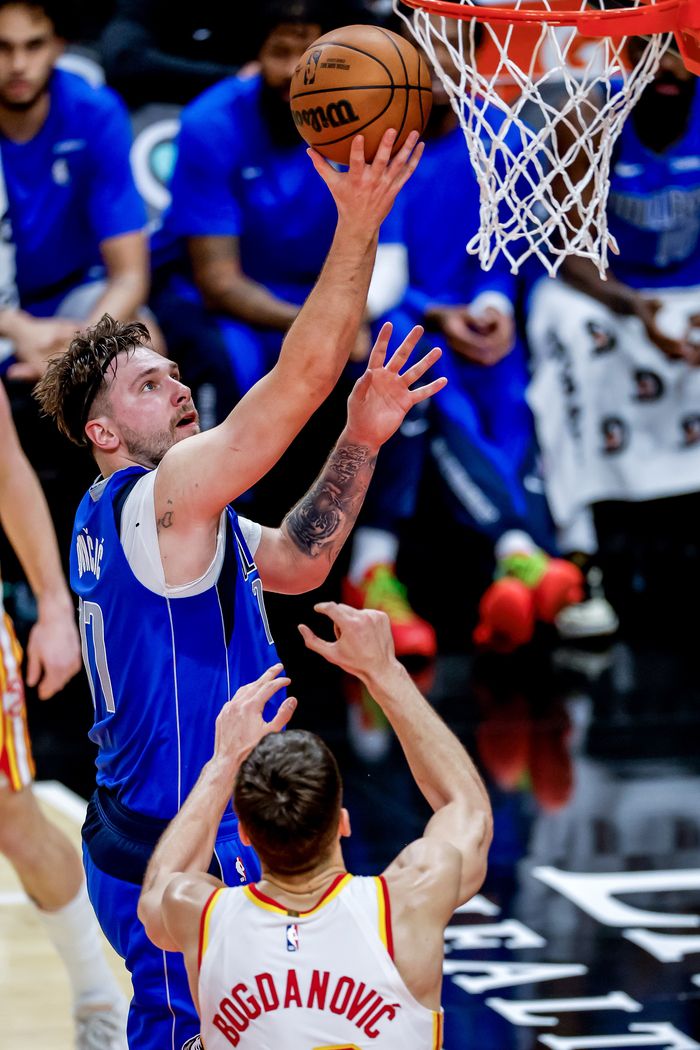 댈러스 메버릭스 포인트가드 루카 돈치치가 27일 애틀랜타 혹스전 전반전에 레이업슛을 시도하고 있다. 애틀랜타|EPA연합뉴스